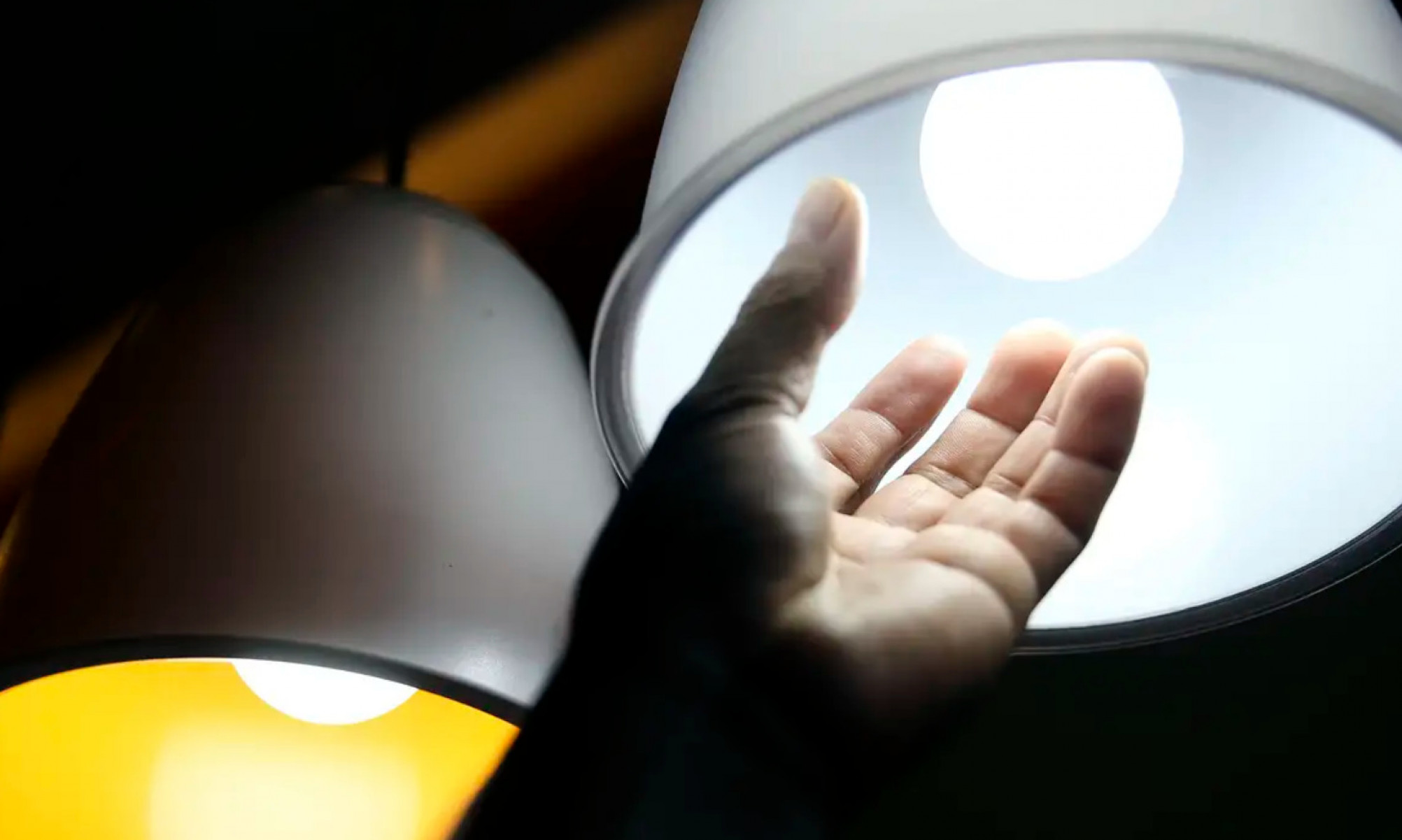 Com a bandeira vermelha (patamar 1), a conta de luz tem a cobrança adicional de R$ 4,46 para cada 100 quilowatts-hora (kWh) consumidos