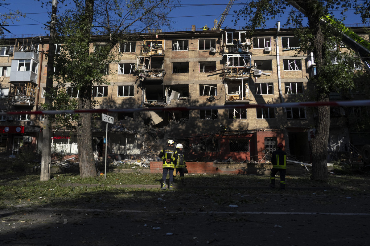 Equipes de resgate ucranianas trabalham em um prédio residencial danificado após ataques em massa de drones e mísseis russos contra a capital da Ucrânia, Kiev, em 4 de julho de 2025, em meio à invasão russa da Ucrânia. Kiev anunciou em 4 de julho que a Rússia havia lançado seu maior ataque aéreo noturno contra a Ucrânia em mais de três anos de invasão. Um representante da Força Aérea Ucraniana, Yuriy Ignat, disse que o bombardeio de 550 drones e mísseis foi um recorde, acrescentando que 