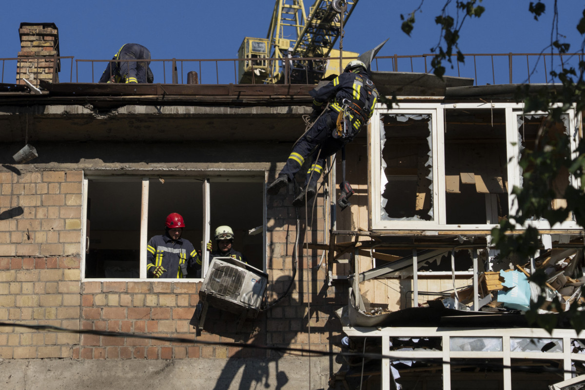 Equipes de resgate ucranianas trabalham em um prédio residencial danificado após ataques em massa de drones e mísseis russos contra a capital da Ucrânia, Kiev, em 4 de julho de 2025, em meio à invasão russa da Ucrânia. Kiev anunciou em 4 de julho que a Rússia havia lançado seu maior ataque aéreo noturno contra a Ucrânia em mais de três anos de invasão. Um representante da Força Aérea Ucraniana, Yuriy Ignat, disse que o bombardeio de 550 drones e mísseis foi um recorde, acrescentando que Equipes de resgate ucranianas trabalham em um prédio residencial danificado após ataques em massa de drones e mísseis russos contra a capital da Ucrânia, Kiev, em 4 de julho de 2025, em meio à invasão russa da Ucrânia. Kiev anunciou em 4 de julho que a Rússia havia lançado seu maior ataque aéreo noturno contra a Ucrânia em mais de três anos de invasão. Um representante da Força Aérea Ucraniana, Yuriy Ignat, disse que o bombardeio de 550 drones e mísseis foi um recorde, acrescentando que
