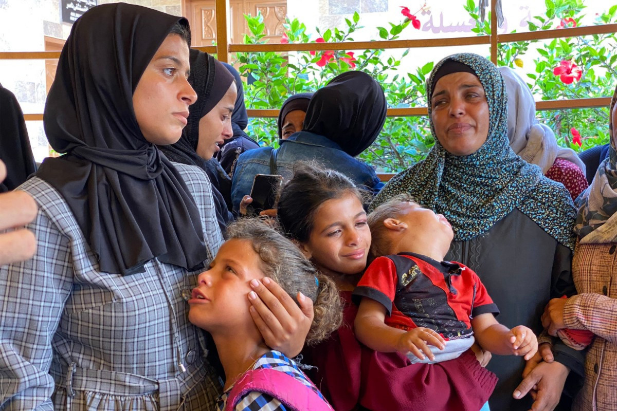 Mulheres e crianças choram durante o funeral de palestinos mortos em ataques israelenses no sul da Faixa de Gaza no dia anterior, em frente ao Hospital Nasser em Khan Yunis, em 4 de julho de 2025. A agência de defesa civil de Gaza relatou que mais de 70 pessoas foram mortas em ataques israelenses na Faixa de Gaza em 3 de julho, enquanto Israel expandia suas operações militares no território palestino sitiado, onde quase dois anos de guerra criaram condições humanitárias terríveis para a população de mais de dois milhões de pessoas. (Foto da AFP)