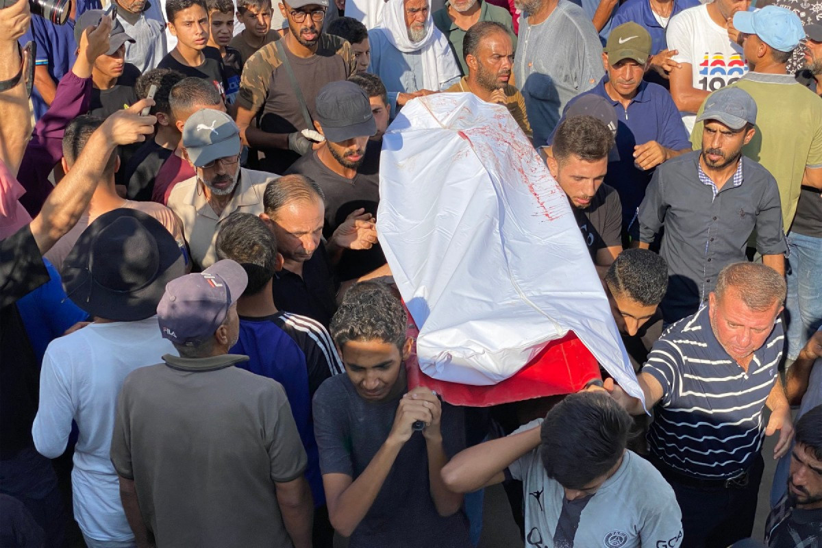 Pessoas em luto participam do cortejo fúnebre dos palestinos mortos em ataques israelenses no sul da Faixa de Gaza no dia anterior, em frente ao Hospital Nasser em Khan Yunis, em 4 de julho de 2025. A agência de defesa civil de Gaza relatou que mais de 70 pessoas foram mortas em ataques israelenses na Faixa de Gaza em 3 de julho, enquanto Israel expandia suas operações militares no território palestino sitiado, onde quase dois anos de guerra criaram condições humanitárias terríveis para a população de mais de dois milhões de pessoas. (Foto da AFP) ( AFP) Pessoas em luto participam do cortejo fúnebre dos palestinos mortos em ataques israelenses no sul da Faixa de Gaza no dia anterior, em frente ao Hospital Nasser em Khan Yunis, em 4 de julho de 2025. A agência de defesa civil de Gaza relatou que mais de 70 pessoas foram mortas em ataques israelenses na Faixa de Gaza em 3 de julho, enquanto Israel expandia suas operações militares no território palestino sitiado, onde quase dois anos de guerra criaram condições humanitárias terríveis para a população de mais de dois milhões de pessoas. (Foto da AFP)/ AFP