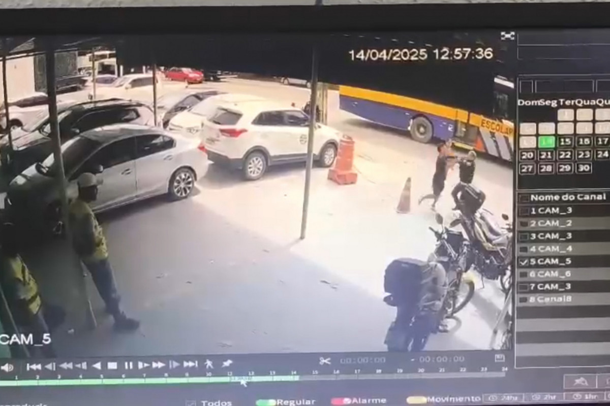 Carlos Henrique foi filmado brigando com adolescente de 17 anos apreendido por suspeita de ter praticado o crime (Reprodução) Carlos Henrique foi filmado brigando com adolescente de 17 anos apreendido por suspeita de ter praticado o crime/Reprodução