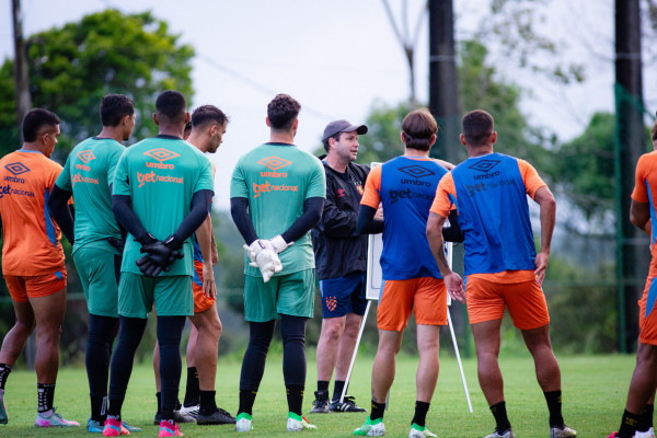 Daniel Paulista e elenco do Sport durante treinamento