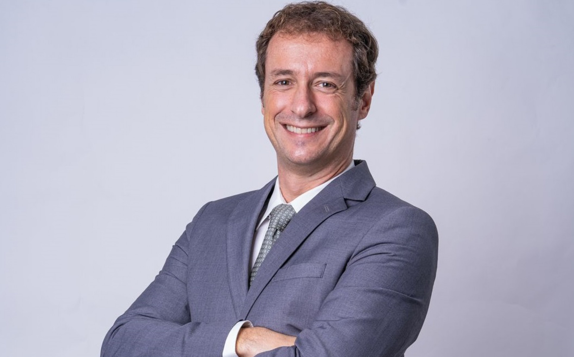 Economista pela UFPE, M.S., Ph.D e Pós Doutor em Economia pela University of Georgia - EUA. Professor Titular da pós graduação em Economia, pela UFPE. Autor de mais de 60 artigos científicos e livros na sua área de atuação. Responsável pela aprovação de mais de 500 projetos pelo BNB. Sócio fundador da CEDES Consultoria e Planejamento. Assessor Econômico-financeiro de diversas empresas. Colunista experiente em rádio, no Diario de Pernambuco e na internet.