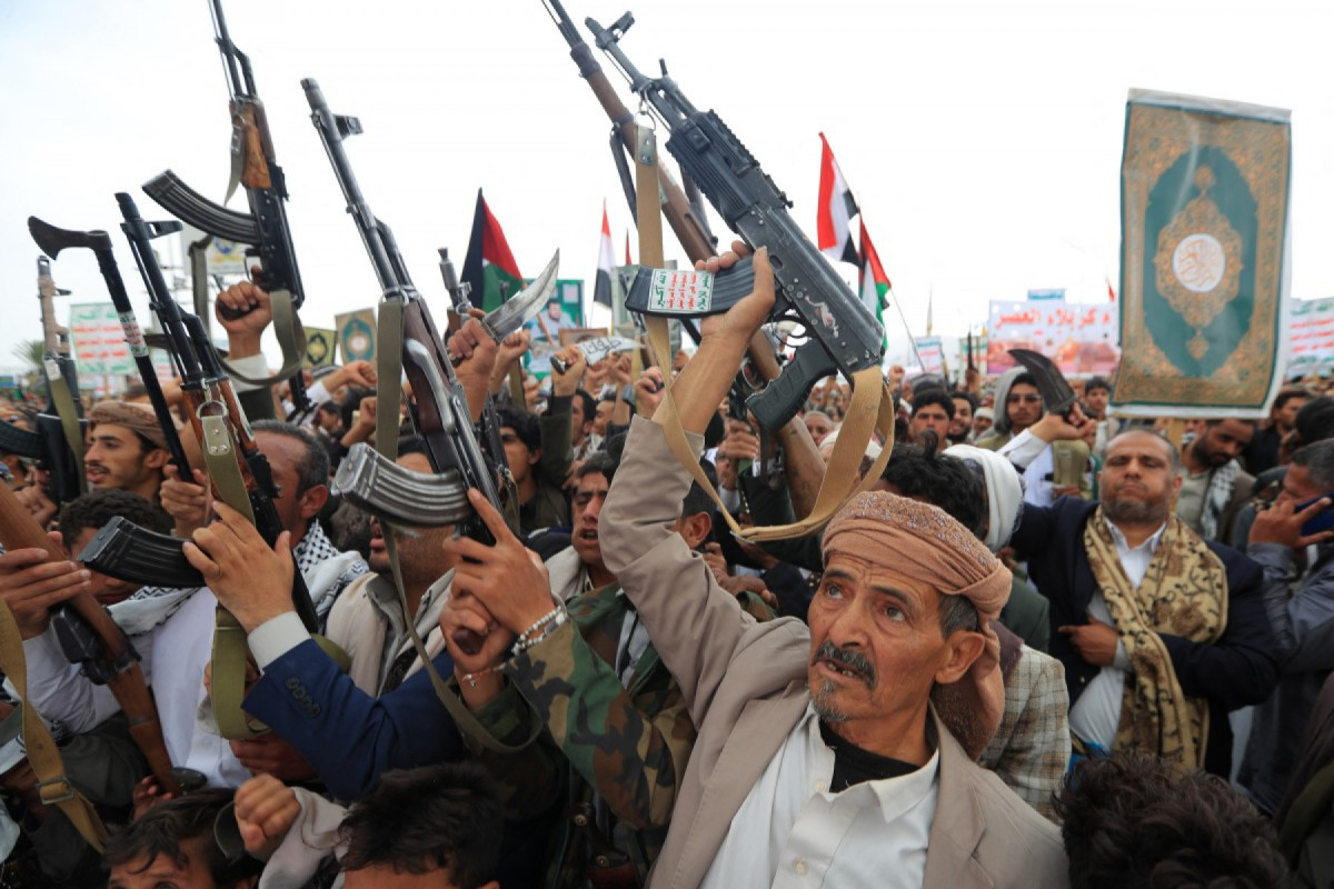 
Iemenitas brandem seus rifles e gritam slogans durante uma manifestação em solidariedade aos palestinos e à Faixa de Gaza e em condenação a Israel e aos EUA, na capital Huthi, Sanaa, em 4 de julho de 2025. (Foto de Mohammed HUWAIS / AFP)