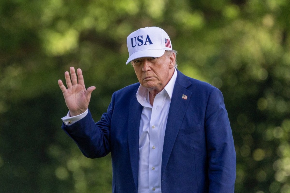 O presidente dos EUA, Donald Trump, caminha pelo gramado sul da Casa Branca em 6 de julho de 2025, em Washington, DC. O presidente Trump retorna de um fim de semana de 4 de julho em Bedminster. Tasos Katopodis/Getty Images/AFP (Foto de TASOS KATOPODIS / GETTY IMAGES NORTH AMERICA / Getty Images via AFP)