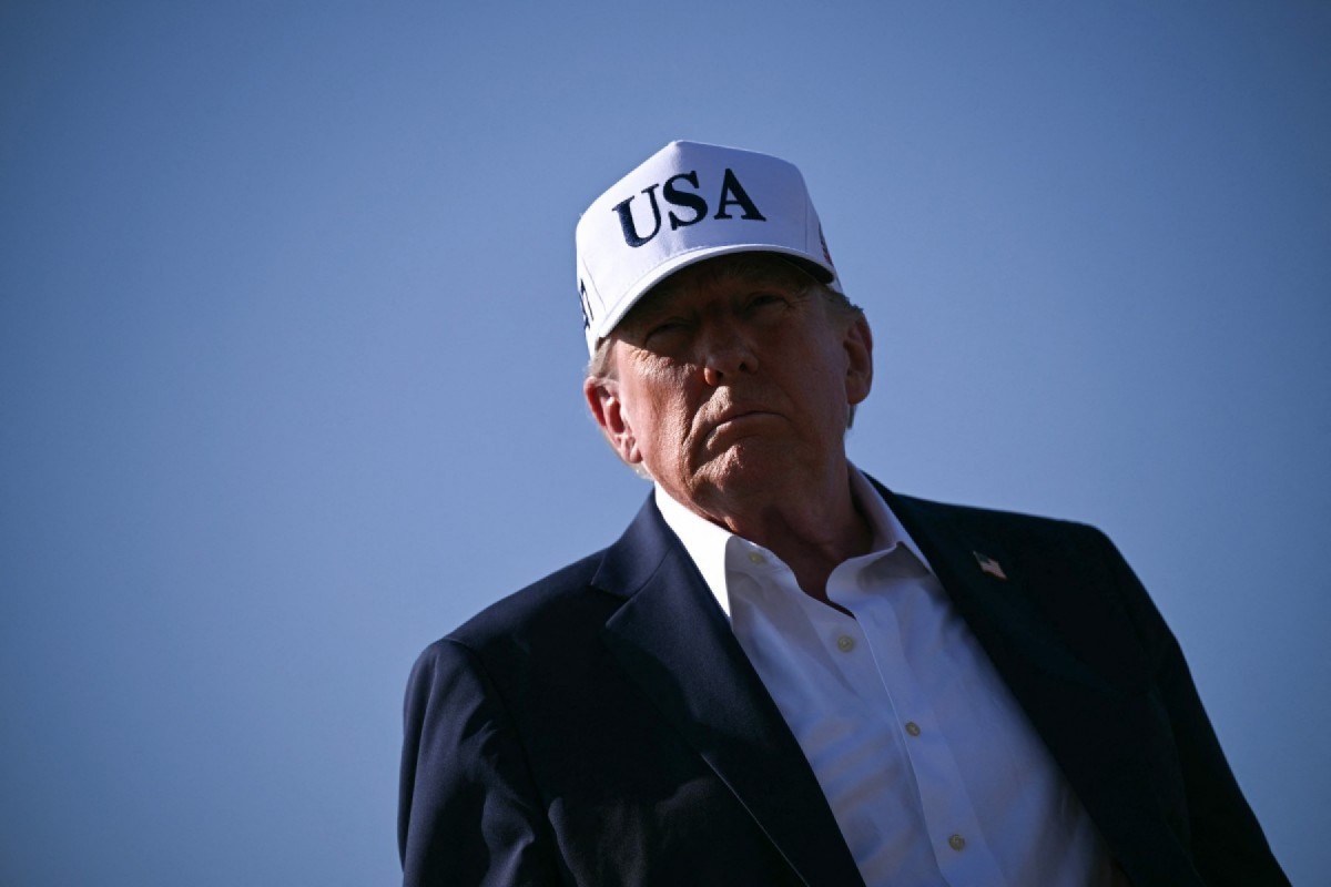 O presidente dos EUA, Donald Trump, fala com repórteres antes de embarcar no Air Force One no Aeroporto Municipal de Morristown, em Morristown, Nova Jersey, em 6 de julho de 2025, a caminho de Washington, após passar o fim de semana em sua residência em Bedminster, Nova Jersey. (Foto de Brendan SMIALOWSKI / AFP)