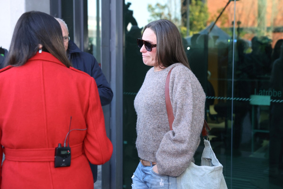 Membros da imprensa conversam com uma amiga de Erin Patterson (à direita) enquanto ela deixa o Tribunal de Magistrados de Latrobe Valley, em Morwell, onde Patterson foi considerada culpada pelo júri, em 7 de julho de 2025, por ter assassinado os pais e a tia de seu marido, misturando cogumelos tóxicos ao almoço de filé Wellington, no clímax de um julgamento assistido em todo o mundo. A dedicada cozinheira doméstica Erin Patterson ofereceu um jantar íntimo em julho de 2023, que começou com brincadeiras bem-humoradas e orações fervorosas — mas terminou com a morte de três convidados. (Foto de MARTIN KEEP / AFP) ( AFP) Membros da imprensa conversam com uma amiga de Erin Patterson (à direita) enquanto ela deixa o Tribunal de Magistrados de Latrobe Valley, em Morwell, onde Patterson foi considerada culpada pelo júri, em 7 de julho de 2025, por ter assassinado os pais e a tia de seu marido, misturando cogumelos tóxicos ao almoço de filé Wellington, no clímax de um julgamento assistido em todo o mundo. A dedicada cozinheira doméstica Erin Patterson ofereceu um jantar íntimo em julho de 2023, que começou com brincadeiras bem-humoradas e orações fervorosas — mas terminou com a morte de três convidados. (Foto de MARTIN KEEP / AFP)/ AFP