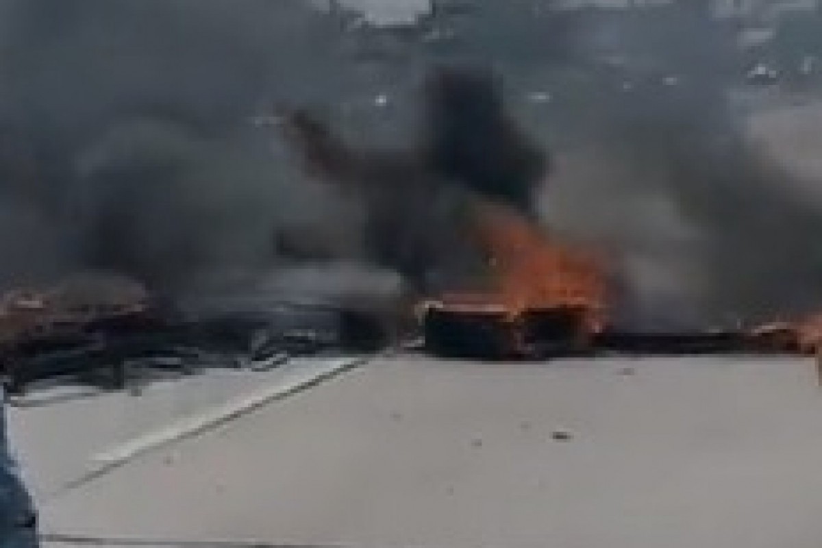Manifestação bloqueia Estrada da Batalha após morte de bebê em hospital de Jaboatão/Reprodução/Redes Sociais 