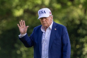 O presidente dos EUA, Donald Trump, caminha pelo gramado sul da Casa Branca em 6 de julho de 2025, em Washington, DC. O presidente Trump retorna de um fim de semana de 4 de julho em Bedminster. Tasos Katopodis/Getty Images/AFP (Foto de TASOS KATOPODIS / GETTY IMAGES NORTH AMERICA / Getty Images via AFP)