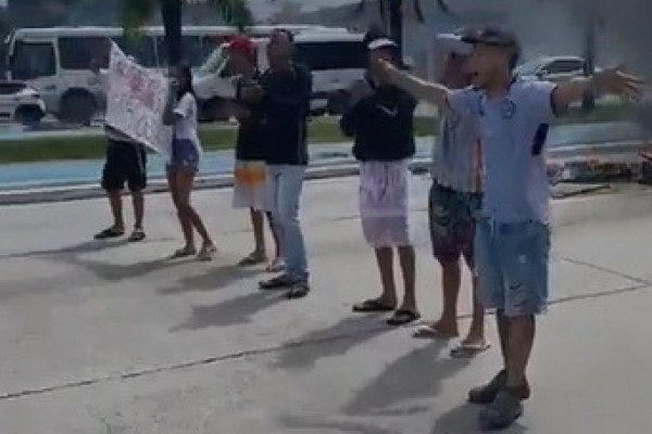 Manifestação bloqueia Estrada da Batalha após morte de bebê em hospital de Jaboatão