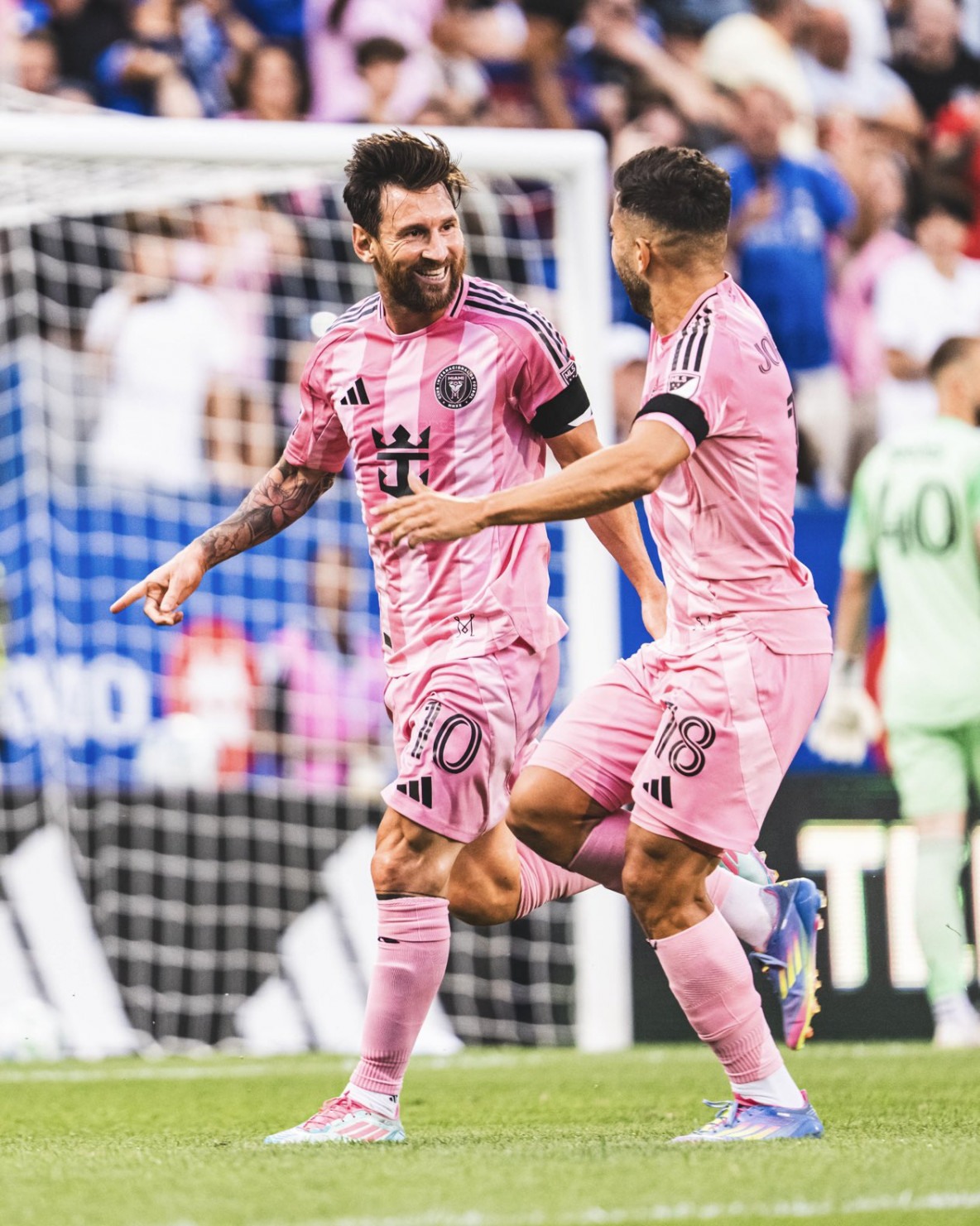 Messi e Jordi Alba, ex-companheiros do Barcelona