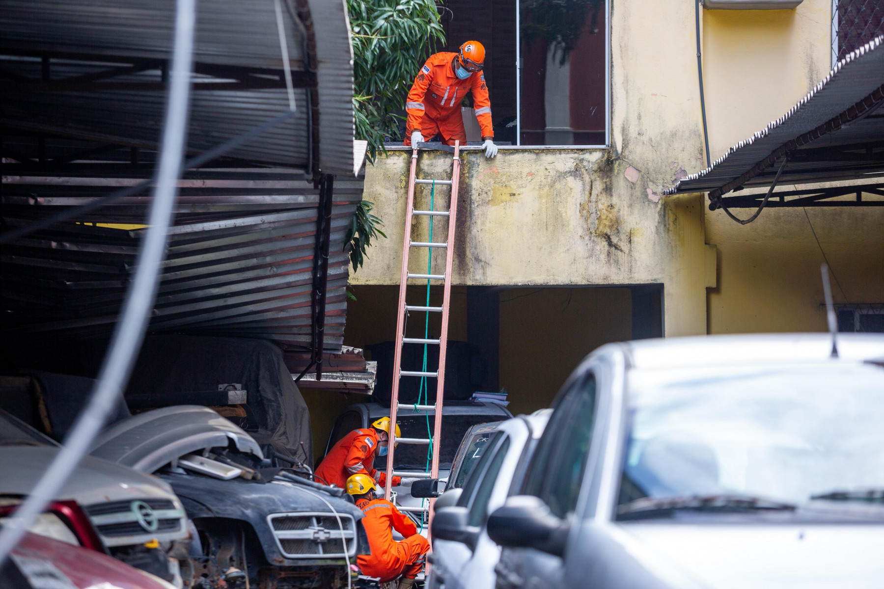 Corpo de Bombeiros no local do crime 