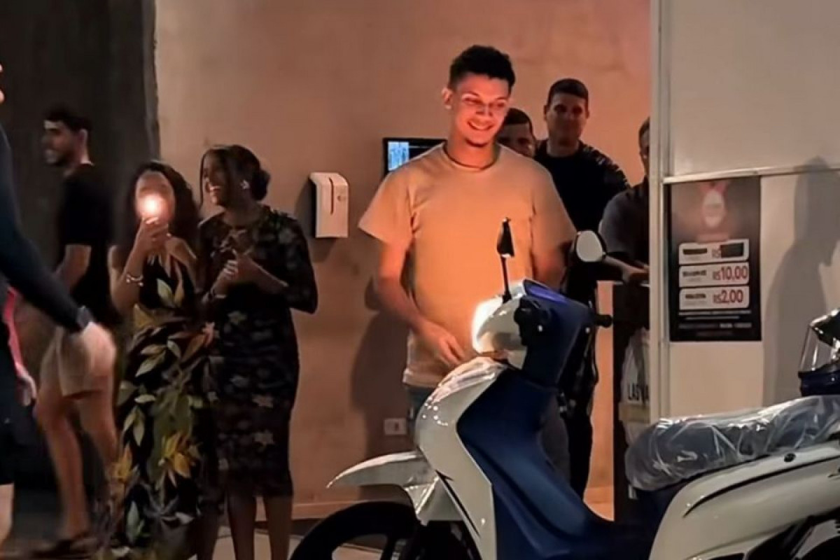Universitário que andava 14 km para ir para aula ganha moto de cantor: Universitário que andava 14 km para ir para aula ganha moto de cantor: