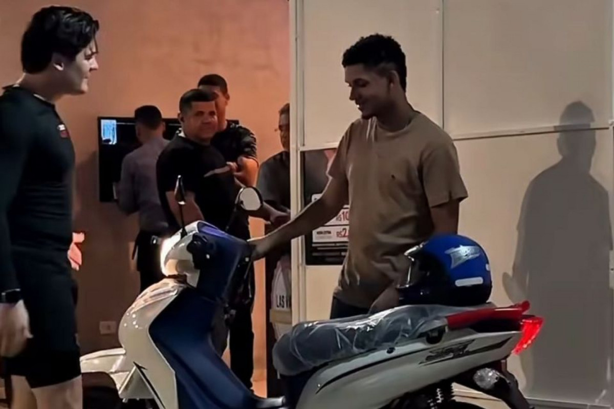 Universitário que andava 14 km para ir para aula ganha moto de cantor: 