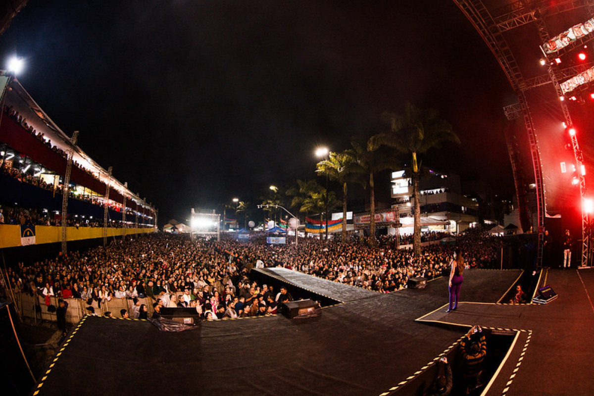 A cantora Simone Mendes foi uma das atrações do Palco Mestre Dominguinhos no FIG 2023. A edição foi produzida pelo Governo de Pernambuco e, de acordo com a Prefeitura de Garanhuns, o polo principal ficou esvaziado na ocasião. 