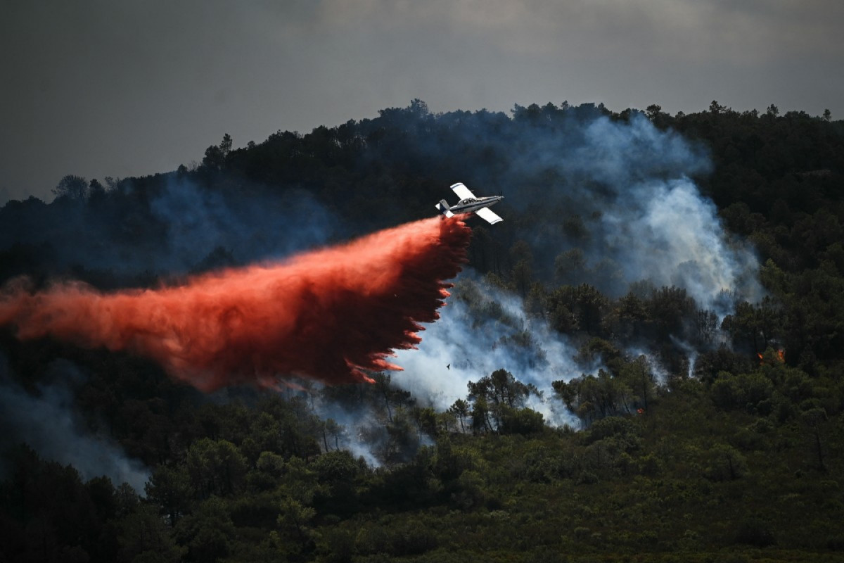 Um avião de combate a incêndios Air Tractor AT-802 lança retardante de fogo sobre um incêndio florestal perto do bairro de Aussieres, perto da cidade de Narbonne, sudoeste da França, em 8 de julho de 2025 (Foto de Matthieu RONDEL / AFP) ( AFP) Um avião de combate a incêndios Air Tractor AT-802 lança retardante de fogo sobre um incêndio florestal perto do bairro de Aussieres, perto da cidade de Narbonne, sudoeste da França, em 8 de julho de 2025 (Foto de Matthieu RONDEL / AFP)/ AFP