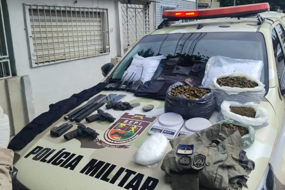 Armas drogas e farda de polícia foram apreendidas em operação da PM, que deixou três suspeitos mortos (Redes Sociais ) Armas drogas e farda de polícia foram apreendidas em operação da PM, que deixou três suspeitos mortos /Redes Sociais