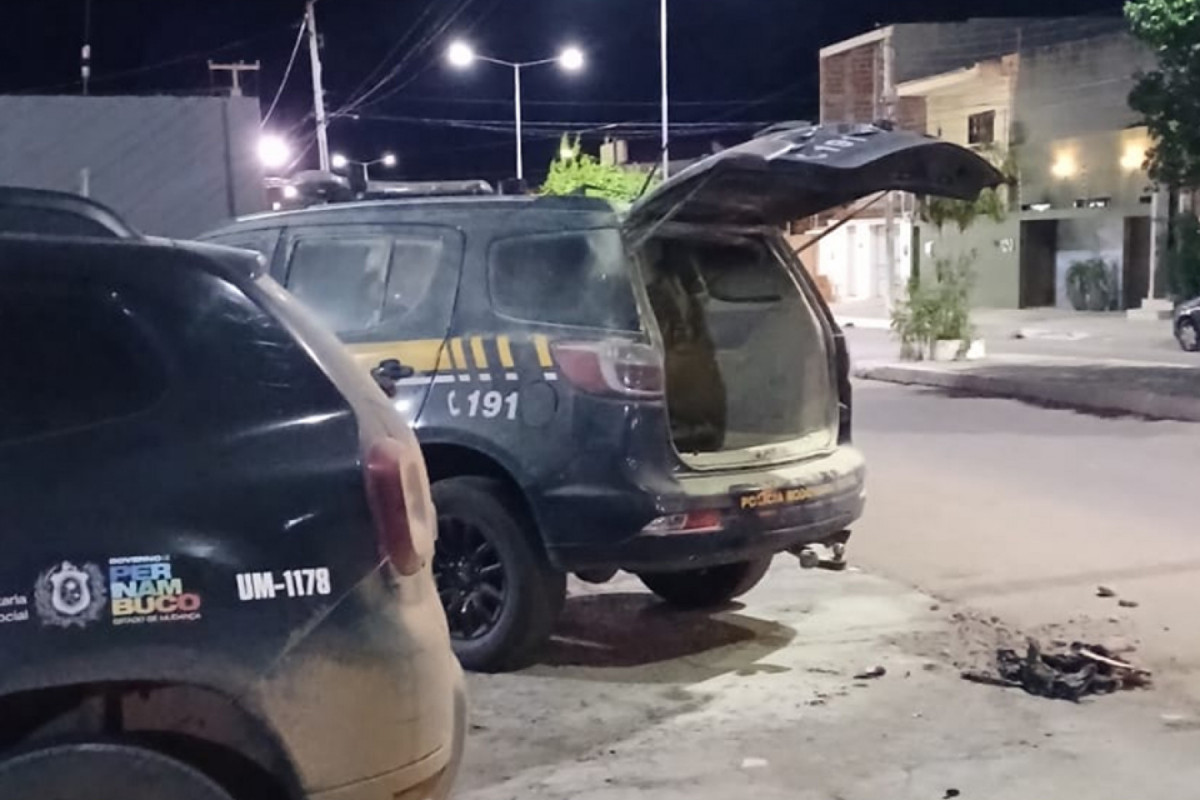 Viatura da PRF momentos após policiais apagarem princípio de incêndio (DIVULGAÇÃO/PRF) Viatura da PRF momentos após policiais apagarem princípio de incêndio/DIVULGAÇÃO/PRF