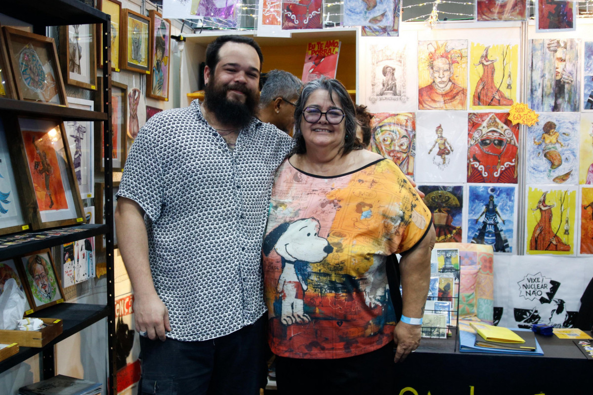 Sheila Oliveira, coordenadora do coletivo A Casa do Cachorro Preto e o artista Raoni Assis