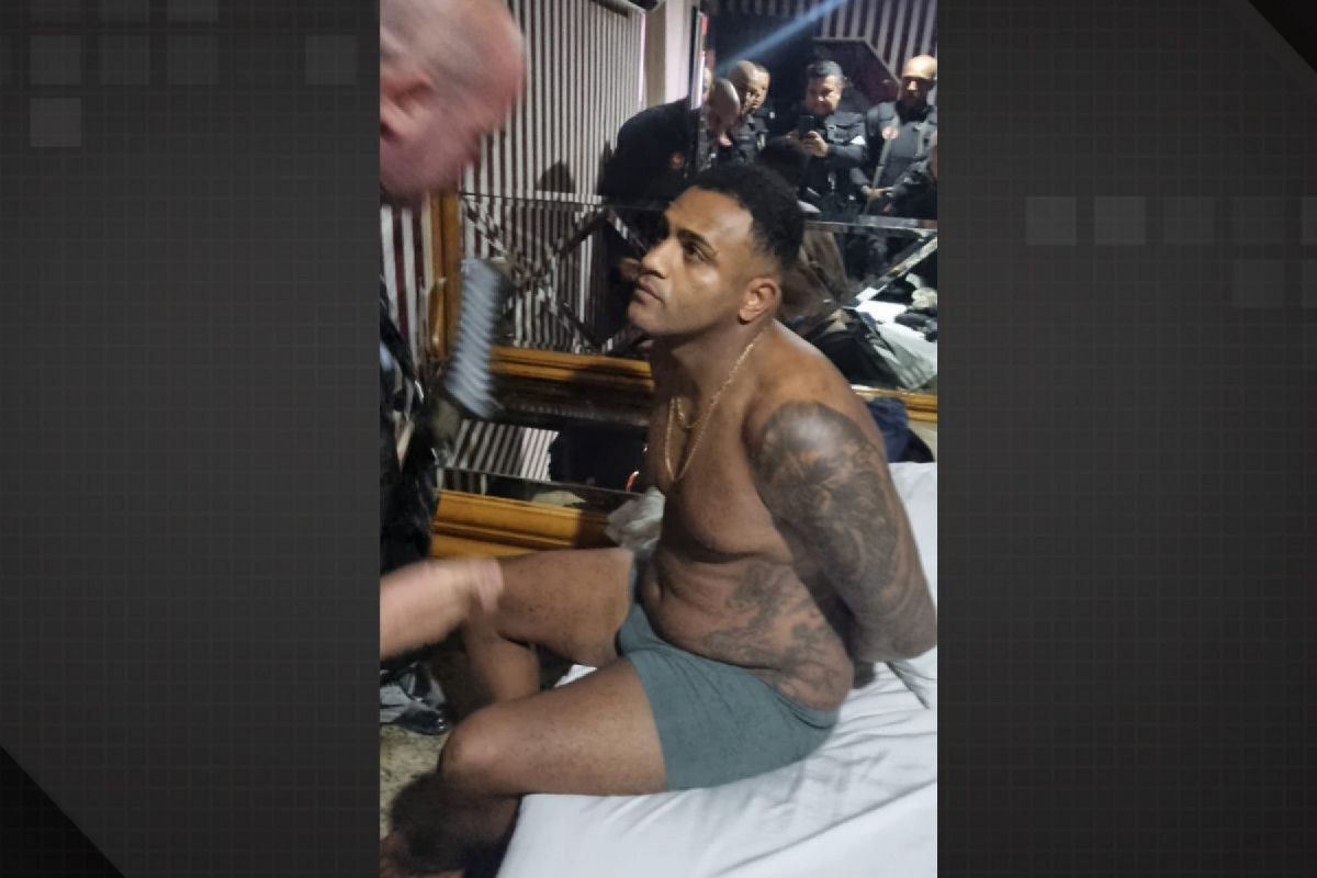Carlos Eduardo da Silva é apontado como líder do tráfico no Complexo da Mangueirinha (Reprodução ) Carlos Eduardo da Silva é apontado como líder do tráfico no Complexo da Mangueirinha/Reprodução