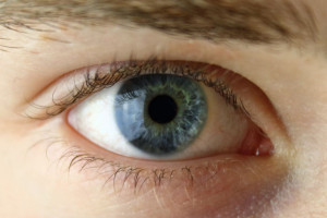 Nova tendência dos procedimentos estéticos é a cirurgia de mudança de cor dos olhos