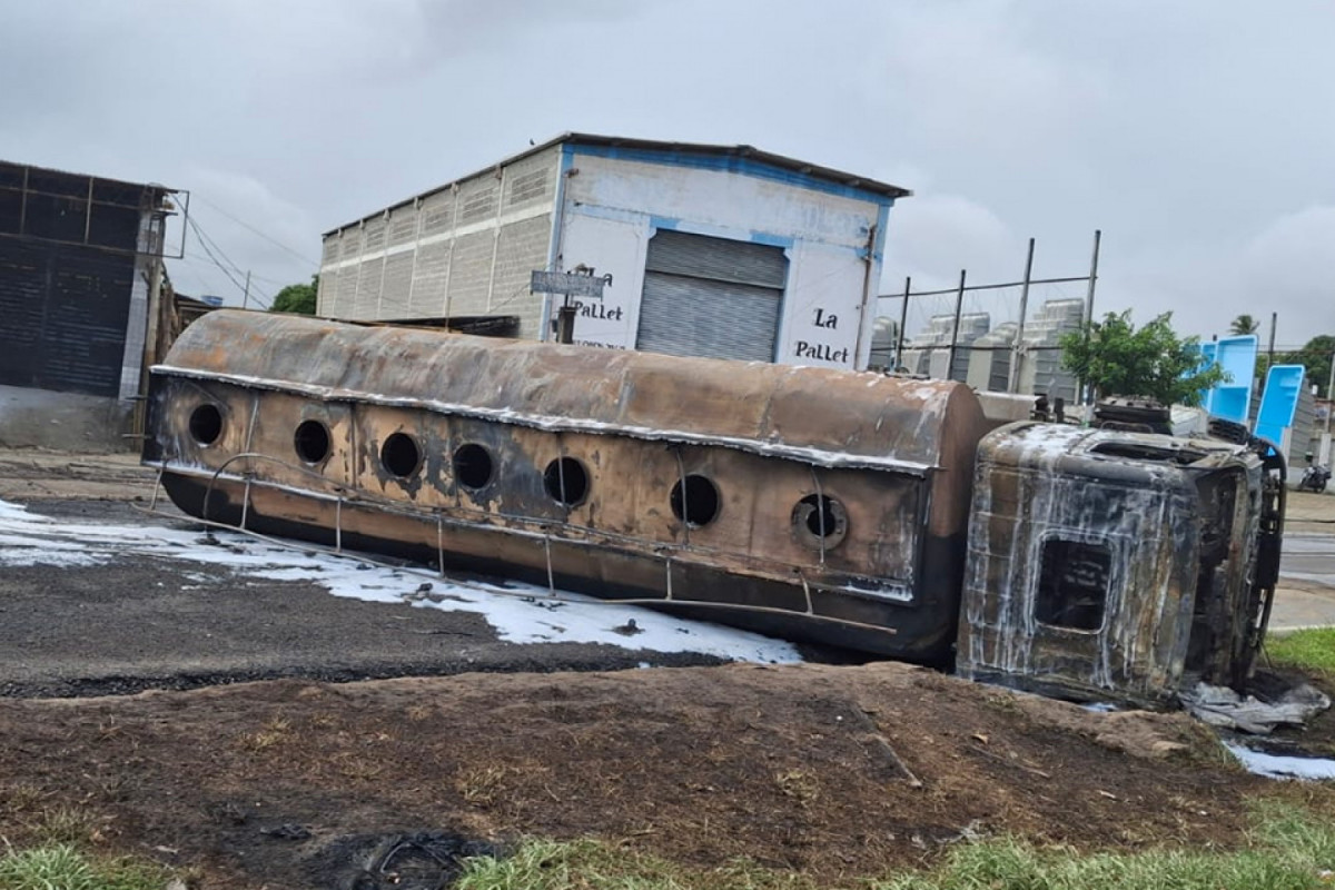 Como ficou o caminhão-tanque após os Bombeiros apagarem o fogo (REPRODUÇÃO/REDE SOCIAL) Como ficou o caminhão-tanque após os Bombeiros apagarem o fogo/REPRODUÇÃO/REDE SOCIAL
