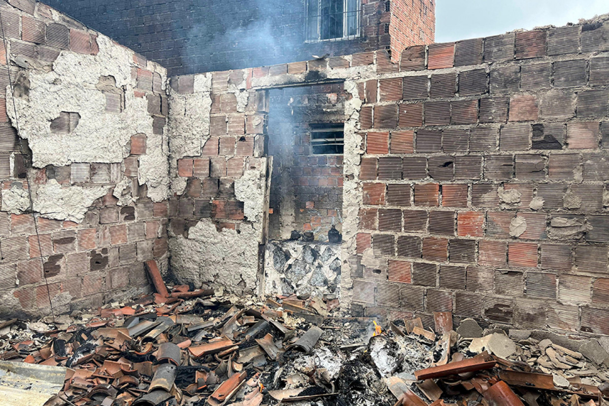 Os escombros da casa de Helena após incêndio na manhã desta quinta (10) (Bartô Leonel/DP) Os escombros da casa de Helena após incêndio na manhã desta quinta (10)/Bartô Leonel/DP