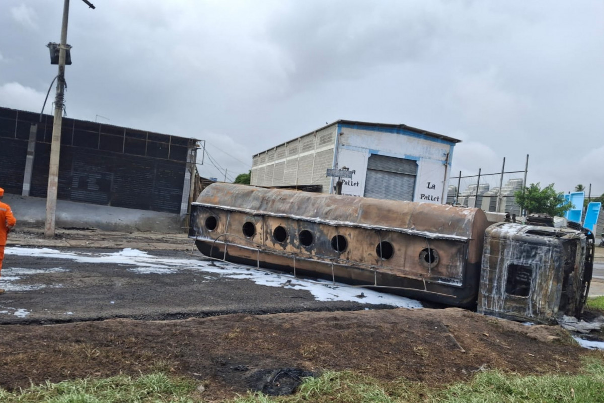 Caminhão foi destruído pelo fogo /Prefeitura de Igarassu 