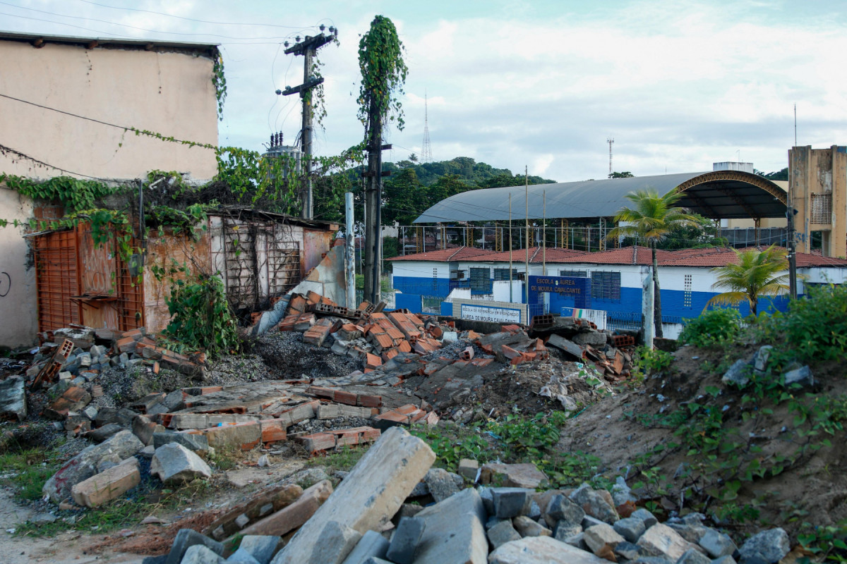 Pauta sobre as invasões em frente a Escola Áurea de Moura Cavalcanti./Marina Torres