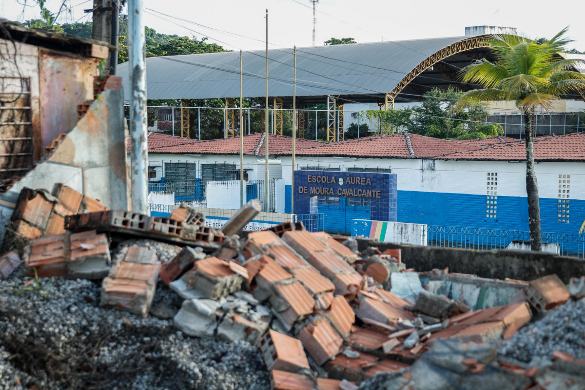 Pauta sobre as invasões em frente a Escola Áurea de Moura Cavalcanti.