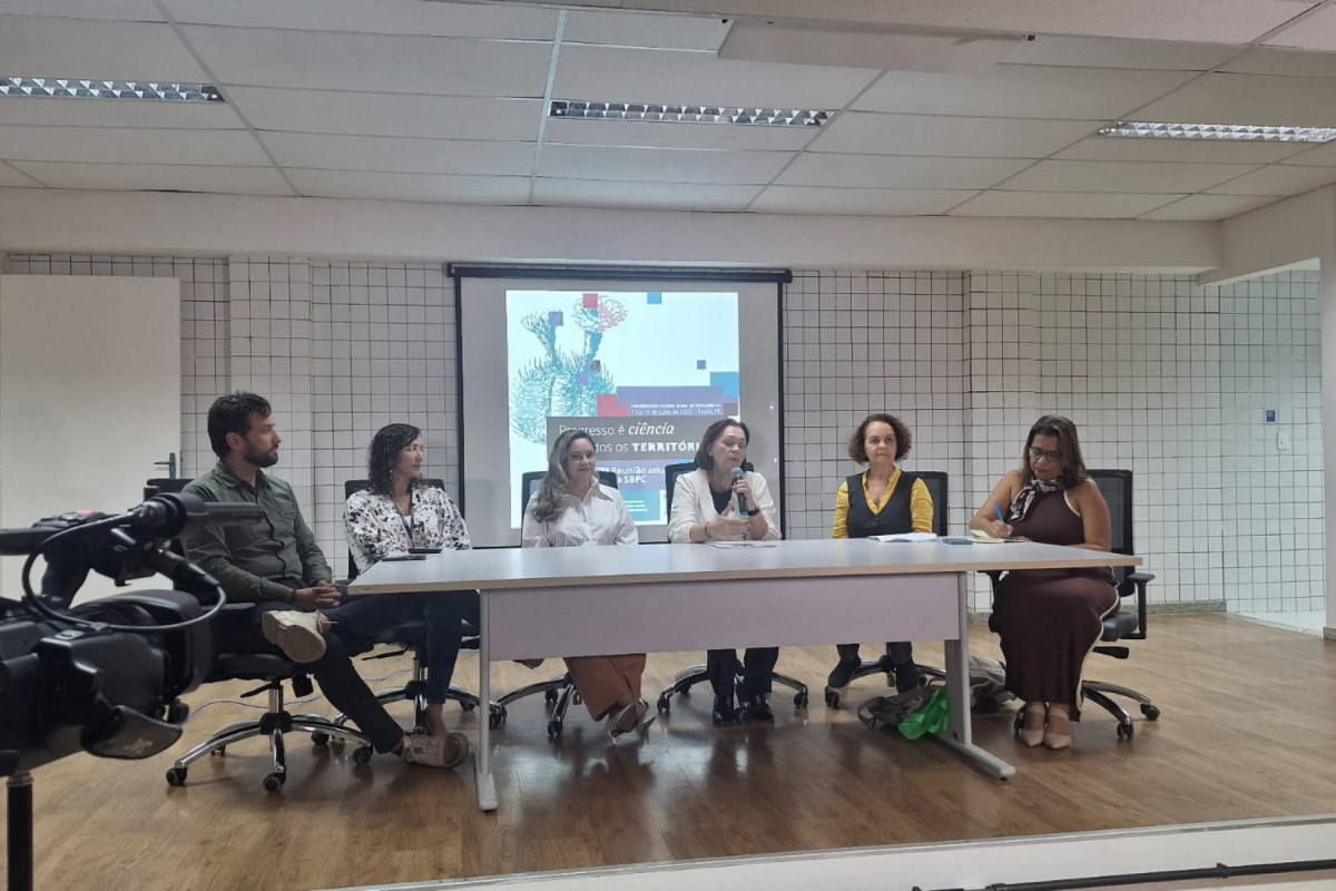 Na foto: Rafael Prado, Patrícia Pordeus, Socorro Lima, M. José, Rosário Andrade, Ana Marinho/Divulgação 