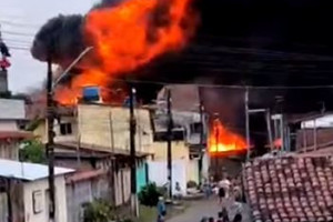 Fogo chegou a atingir várias casas da Comunidade Santos Cosmo e Damião, próximo ao Posto Sertã, em Igarassu, no Grande Recife