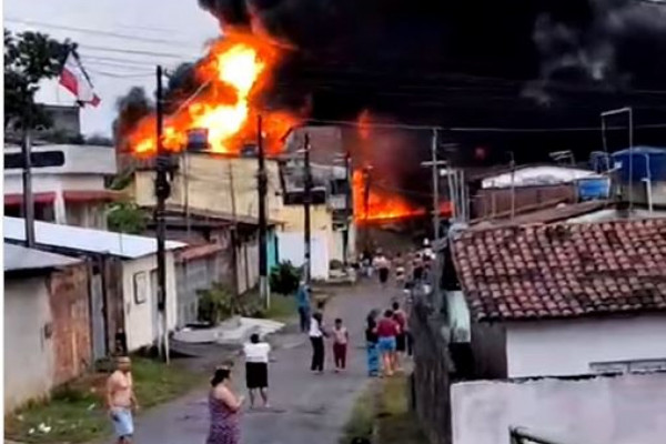 Chamas atingiram várias casas da Comunidade Santos Cosmo e Damião, próximo ao Posto Sertã, em Igarassu, no Gran Recife