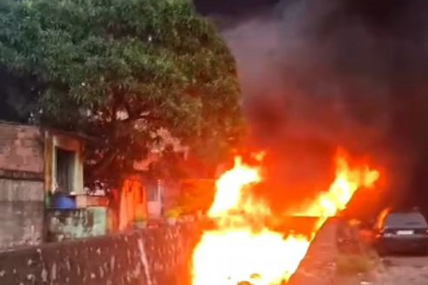 Chamas atingiram várias casas da Comunidade Santos Cosmo e Damião, próximo ao Posto Sertã, em Igarassu, no Gran Recife