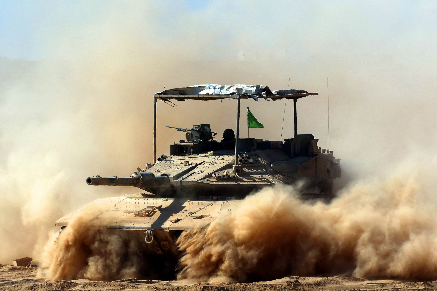  Israeli troops deploy by Israel's border fence with the Gaza Strip on July 10, 2025, amid the ongoing war with the Palestinian militant movement Hamas. 