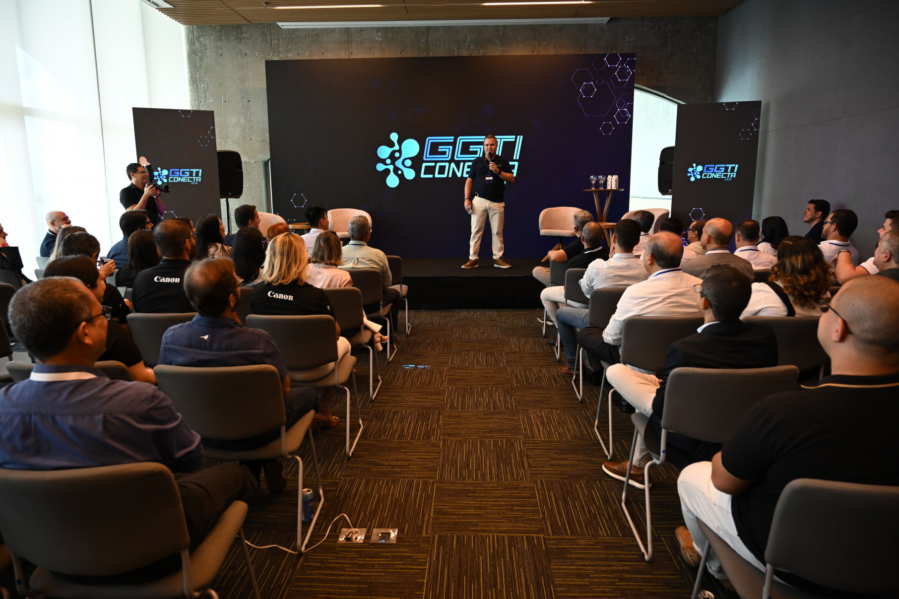 A programação inclui painéis estratégicos, estandes de empresas, ativações de marca e espaços voltados ao networking