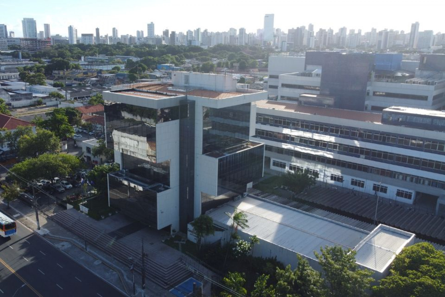 Além da sede na capital, a FIEPE também possui unidades regionais no Agreste, em Caruaru, e nos sertões do São Francisco, em Petrolina, e do Araripe, em Araripina. 