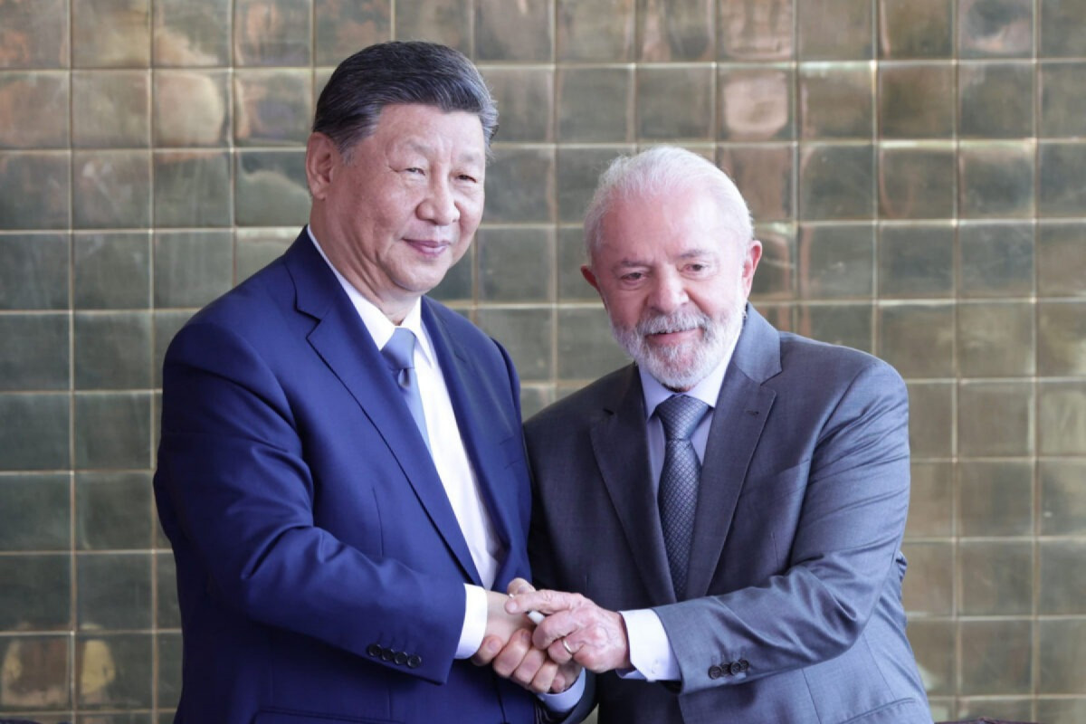 Porta-voz do Ministério das Relações Exteriores chinês afirmou que a decisão de Donald Trump em aplicar uma tarifa de 50% a todos os produtos brasileiros é uma forma de Porta-voz do Ministério das Relações Exteriores chinês afirmou que a decisão de Donald Trump em aplicar uma tarifa de 50% a todos os produtos brasileiros é uma forma de