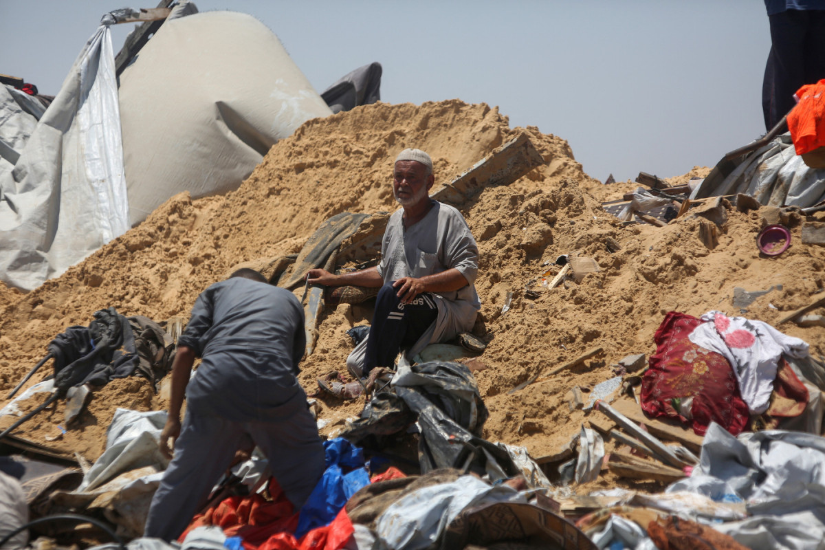 Palestinos inspecionam a destruição em um campo improvisado para deslocados após uma incursão relatada no dia anterior por tanques israelenses na área de Khan Yunis, no sul da Faixa de Gaza, em 11 de julho de 2025. (Foto da AFP)