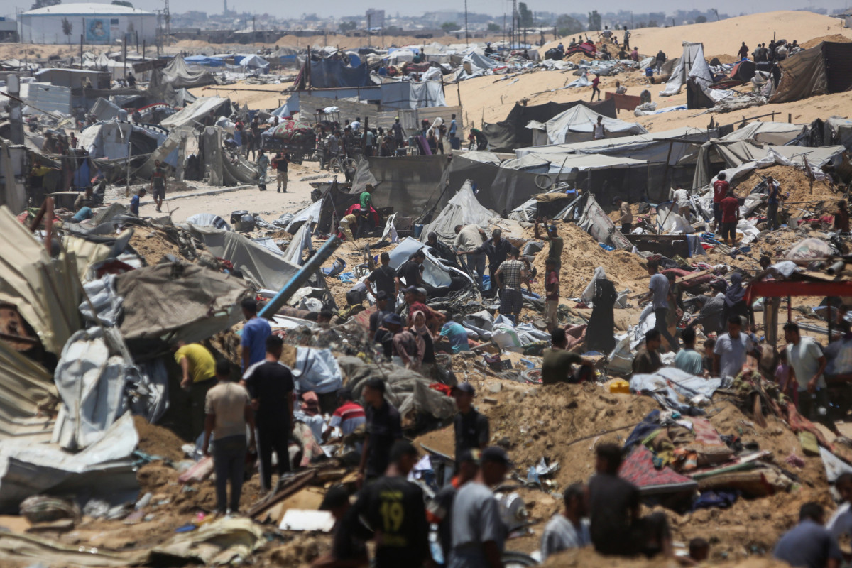 Palestinos inspecionam a destruição em um campo improvisado para deslocados após uma incursão relatada no dia anterior por tanques israelenses na área de Khan Yunis, no norte da Faixa de Gaza, em 11 de julho de 2025. (Foto da AFP)