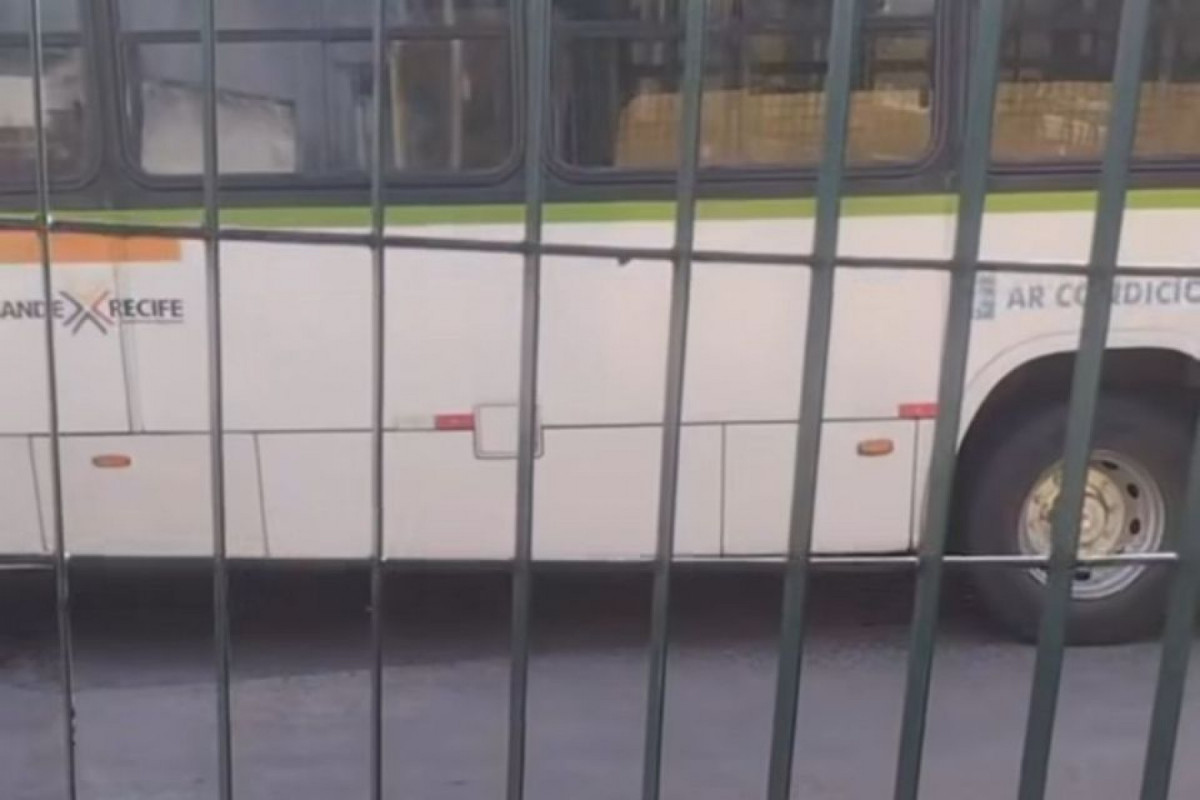 Mulher morre atropelada por ônibus dentro do Terminal de Xambá, em Olinda
(Reprodução/redes sociais ) Mulher morre atropelada por ônibus dentro do Terminal de Xambá, em Olinda
/Reprodução/redes sociais