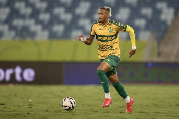 Derik Lacerda em partida pelo Cuiabá na Série B