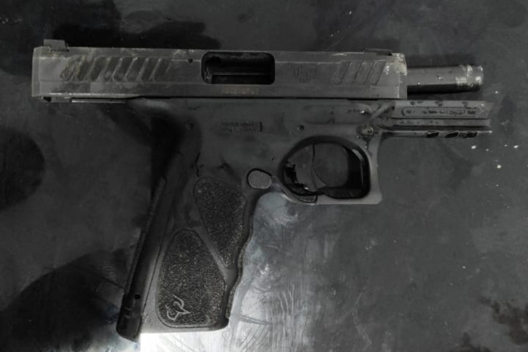 Arma também foi encontrada durante o cumprimento dos mandados e busca e apreensão