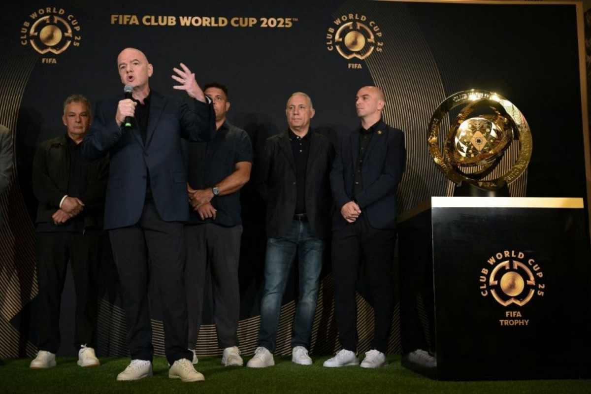 Gianni Infantino esteve ao lado de grandes nomes da história do futebol/JUAN MABROMATA / AFP