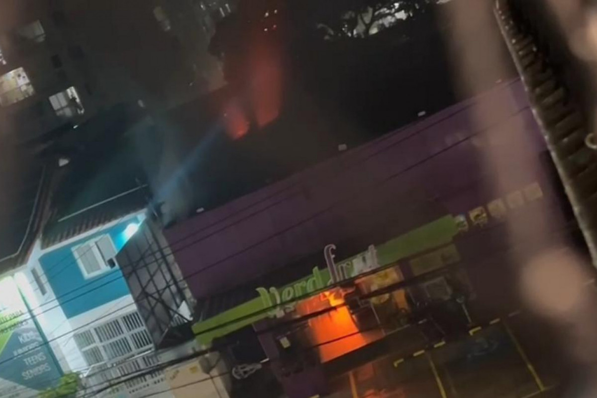 Unidade da Verdfruit, em Piedade, Jaboatão dos Guararapes, sofre incêndio na noite do sábado (12/7) (Reprodução/Whatsapp) Unidade da Verdfruit, em Piedade, Jaboatão dos Guararapes, sofre incêndio na noite do sábado (12/7)/Reprodução/Whatsapp