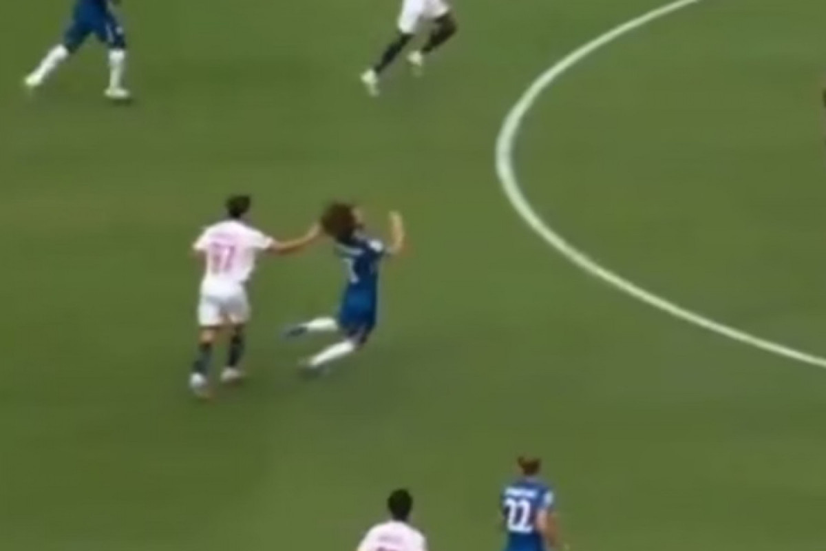 João Neves expulso após agredir Cucurella com puxão no cabelo (Reprodução/Twitter) João Neves expulso após agredir Cucurella com puxão no cabelo/Reprodução/Twitter