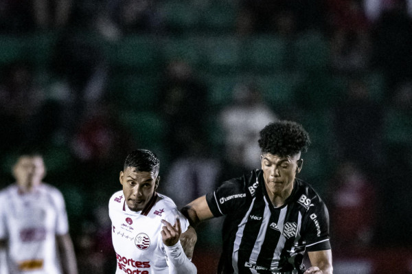 Náutico ficou no empate com o Figueirense (Leopiva Foto) Náutico ficou no empate com o Figueirense /Leopiva Foto