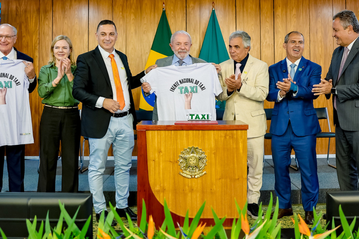 Presidente da República, Luiz Inácio Lula da Silva, durante assinatura de Medida Provisória que concede isenção da taxa de serviço metrológico para verificação de taxímetros (Ricardo Stuckert / PR) Presidente da República, Luiz Inácio Lula da Silva, durante assinatura de Medida Provisória que concede isenção da taxa de serviço metrológico para verificação de taxímetros/Ricardo Stuckert / PR