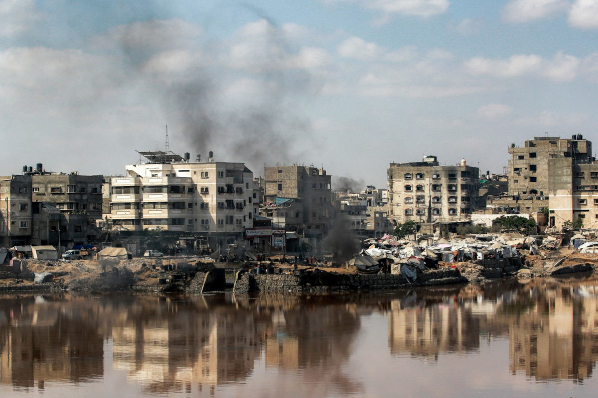 Acampamentos abrigando palestinos deslocados pelo conflito são montados perto do lago de coleta de águas residuais Sheikh Radwan, que está quase cheio, na Cidade de Gaza, em 14 de julho de 2025. (Foto de Bashar TALEB / AFP) ( AFP) Acampamentos abrigando palestinos deslocados pelo conflito são montados perto do lago de coleta de águas residuais Sheikh Radwan, que está quase cheio, na Cidade de Gaza, em 14 de julho de 2025. (Foto de Bashar TALEB / AFP)/ AFP